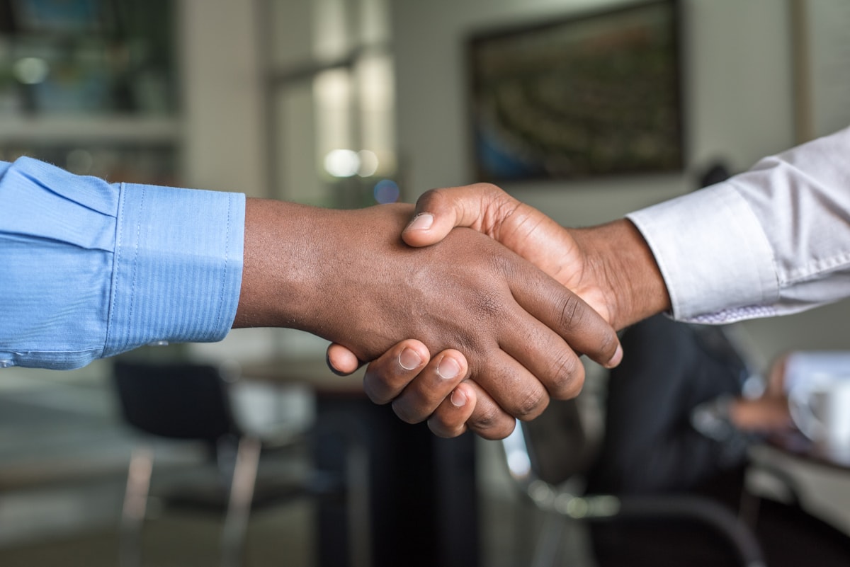 Ondernemer en nieuwe medewerker geven elkaar een hand