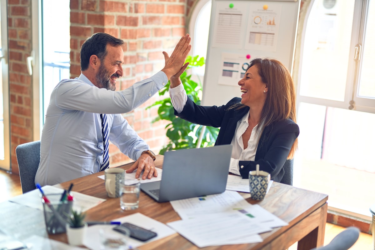 Werkgever en medewerker in gesprek op kantoor
