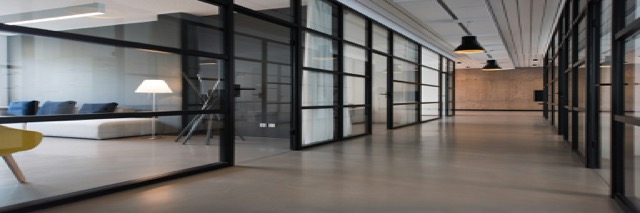 Modern kantoorgebouw met glazen gevel, passend bij bedrijven in Diemen
